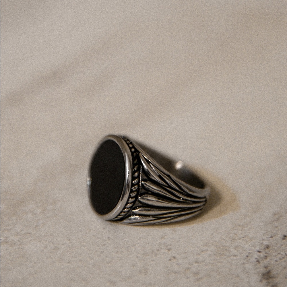 18k Silver Onyx Ring - Picture 3 of 8